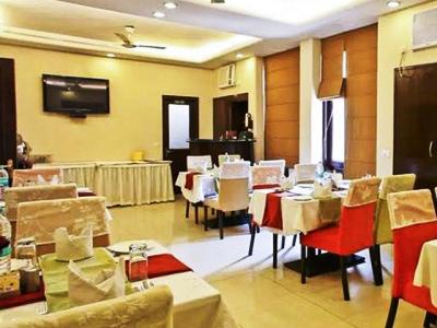 Hotel Clarks Kailash Colony 3*